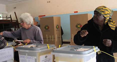 Två kvinnor röstar i valet i Zimbabwe, Foto: AP/Scanpix